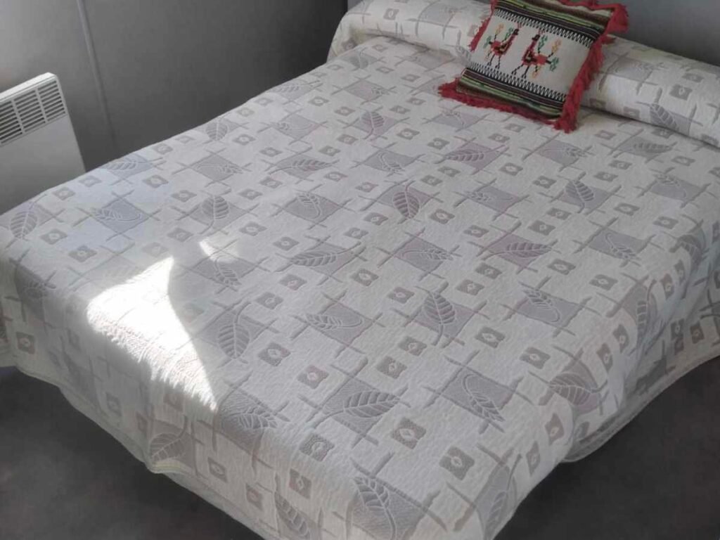 Dormitorio principal con cama doble en Posada Iris