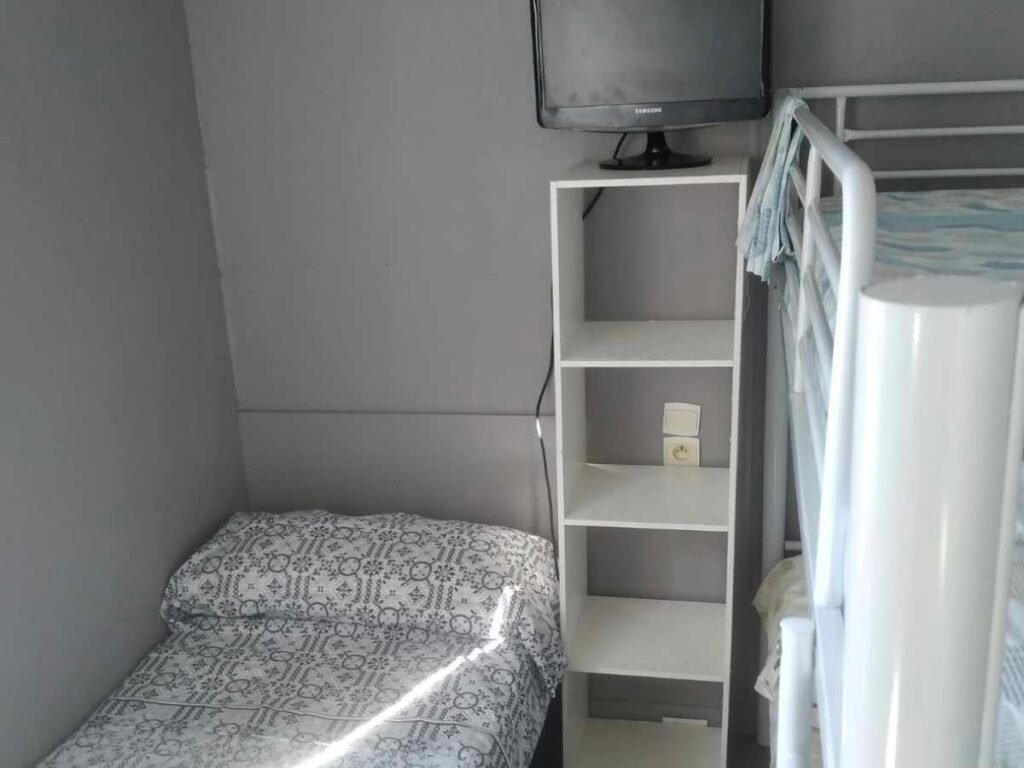 Dormitorio familiar con cama y litera en Posada Iris
