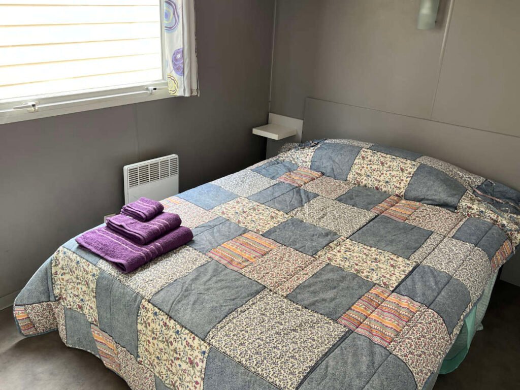 Dormitorio principal con cama doble en Posada Iris