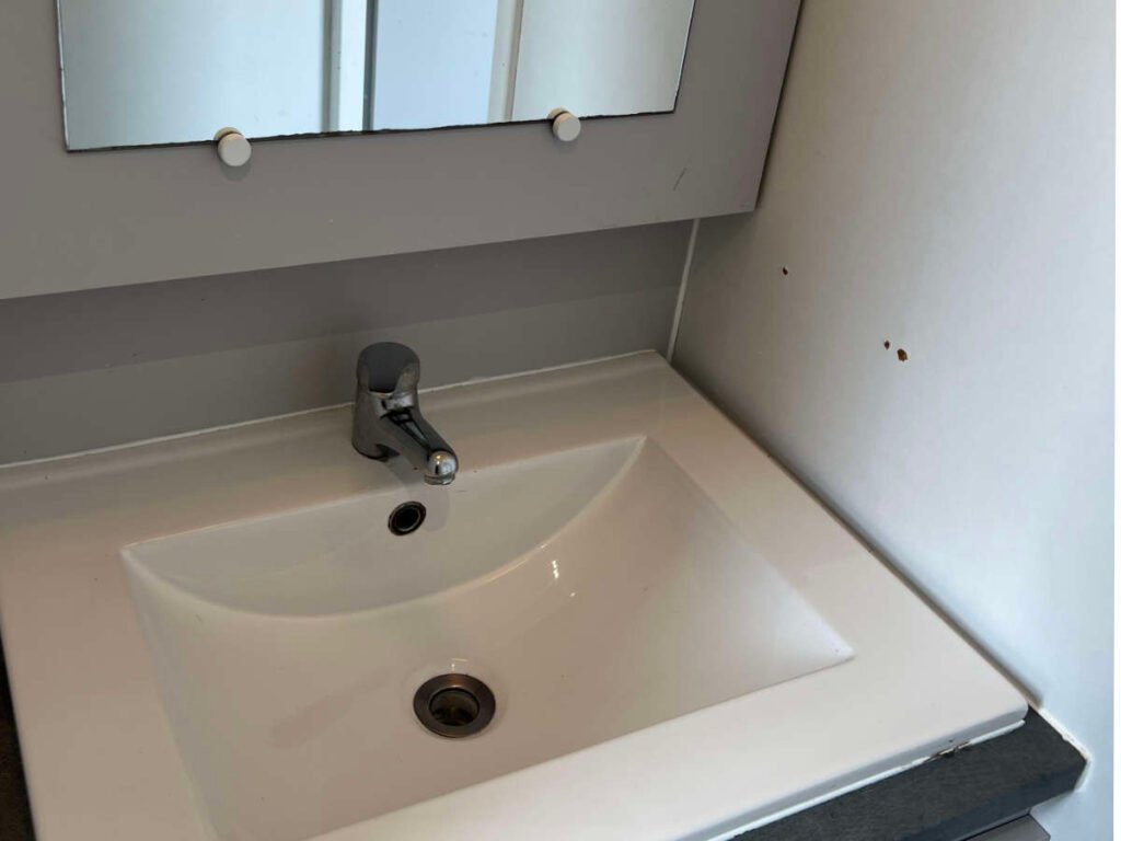 Lavabo del baño de Posada Iris