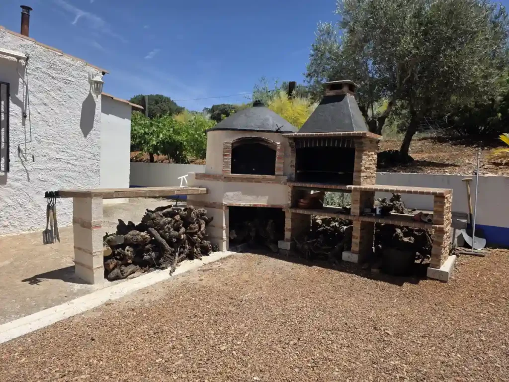 Zona exterior con barbacoa de Posada Iris