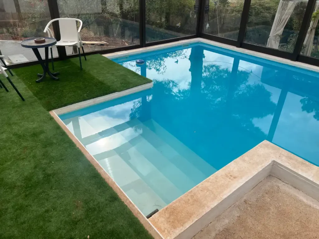 Interior de la piscina climatizada de Posada Iris